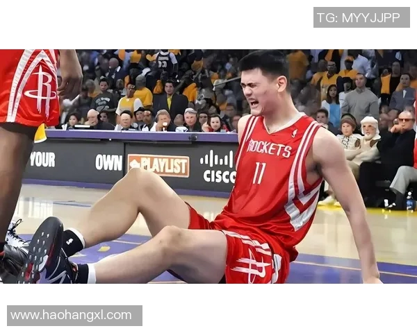 姚明在NBA赛场遭遇激烈对抗展现坚韧精神与不屈斗志